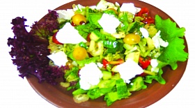 Салат из весенних овощей с сыром фета
