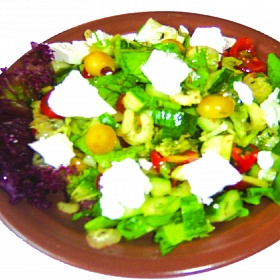 Салат из весенних овощей с сыром фета